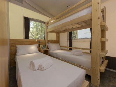 hu-montescudaio-village-glamping-hu-glamp-smart-interior-bedroom-singlebeds