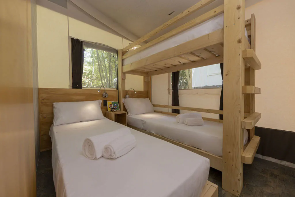 hu-montescudaio-village-glamping-hu-glamp-smart-interior-bedroom-singlebeds