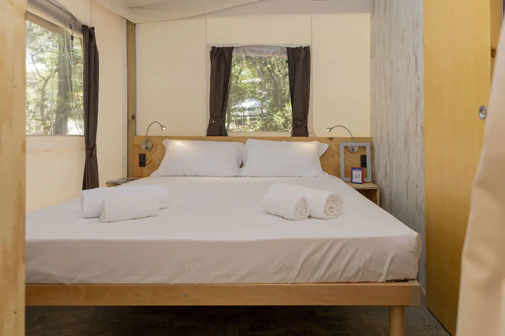 hu-montescudaio-village-glamping-hu-glamp-smart-interior-bedroom