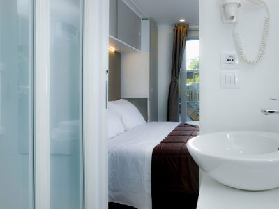 hu-montescudaio-village-mobile-home-hu-stay-premium-interior-bathroom-bedroom