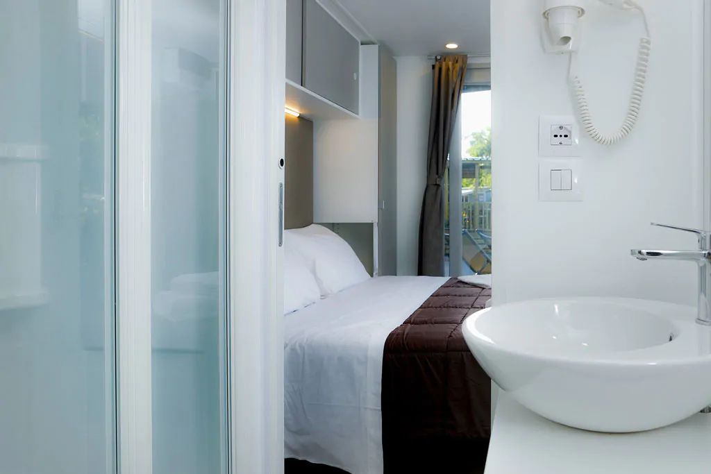 hu-montescudaio-village-mobile-home-hu-stay-premium-interior-bathroom-bedroom