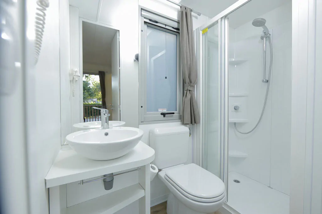 hu-montescudaio-village-mobile-home-hu-stay-premium-interior-bathroom