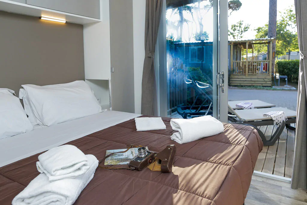 hu-montescudaio-village-mobile-home-hu-stay-premium-interior-bedroom