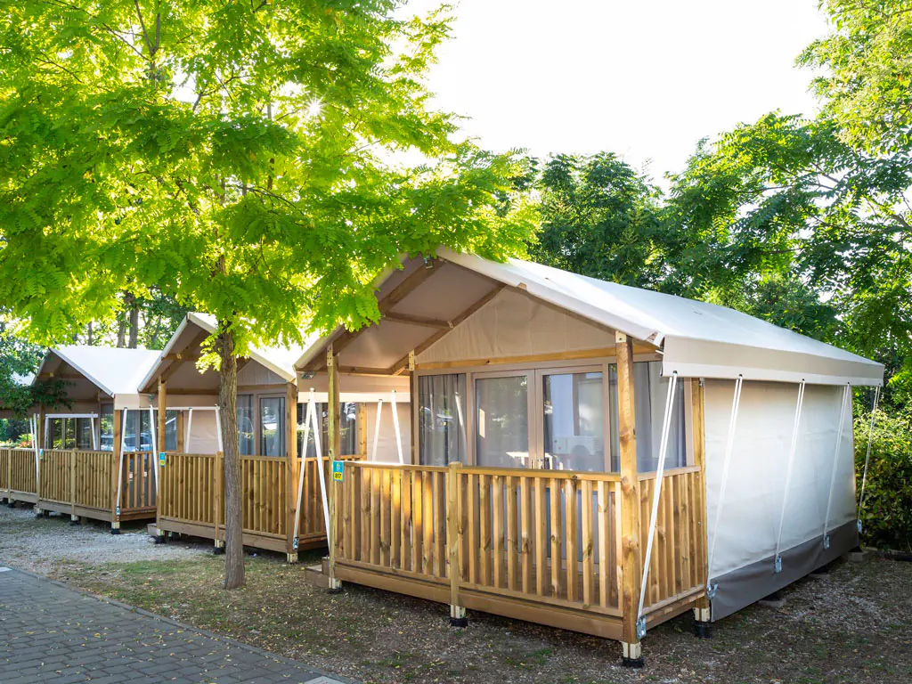 hu-roma-camping-in-town-glamping-hu-glamp-smart-exterior-frontview