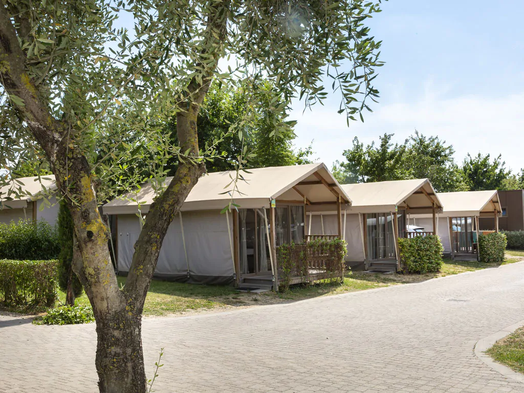 hu-roma-camping-in-town-glamping-hu-glamp-smart-exterior-sideview