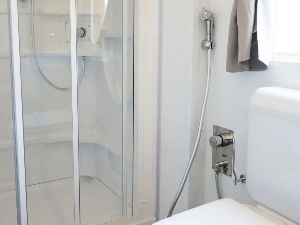 hu-roma-camping-in-town-glamping-hu-glamp-smart-interior-bathroom-toilet-shower