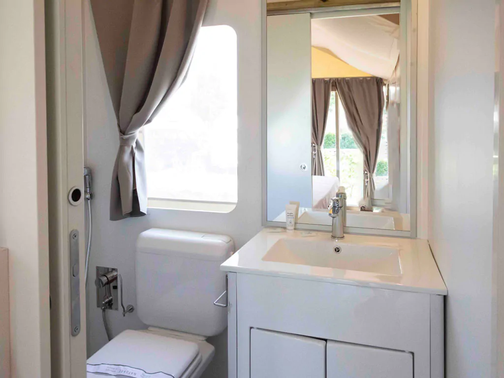 hu-roma-camping-in-town-glamping-hu-glamp-smart-interior-bathroom