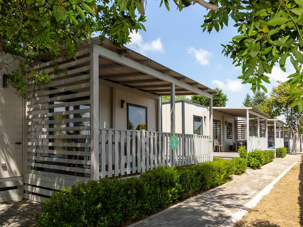 hu-roma-camping-in-town-mobile-home-hu-stay-premium-exterior-frontview