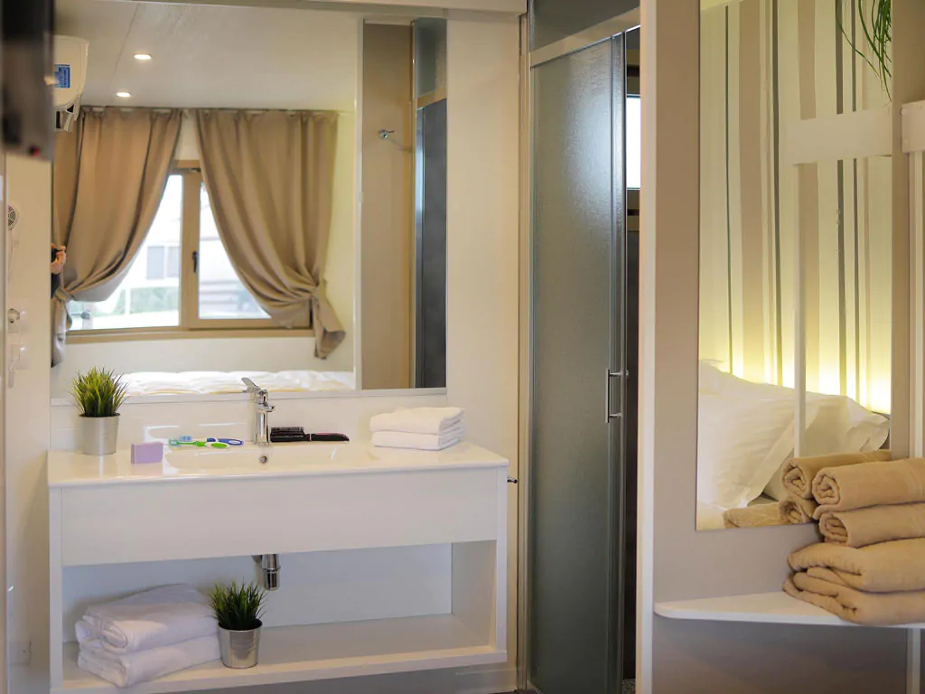 hu-roma-camping-in-town-mobile-home-hu-stay-premium-interior-bathroom