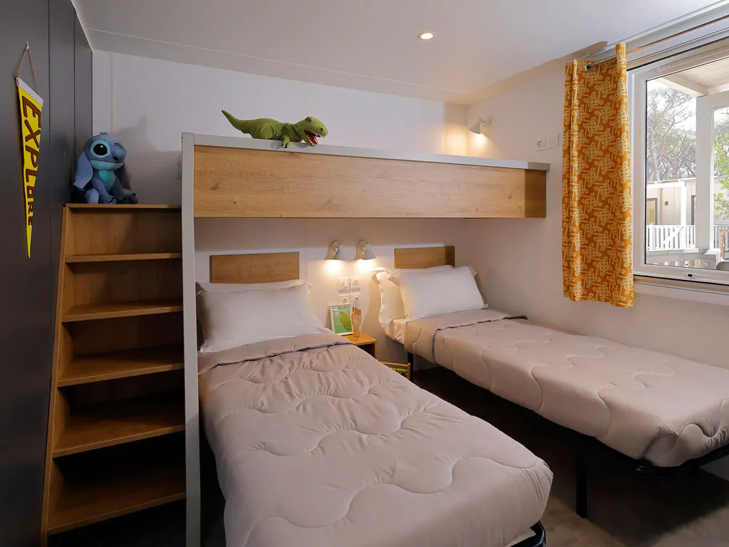 hu-roma-camping-in-town-mobile-home-hu-stay-premium-interior-bedroom-singlebeds
