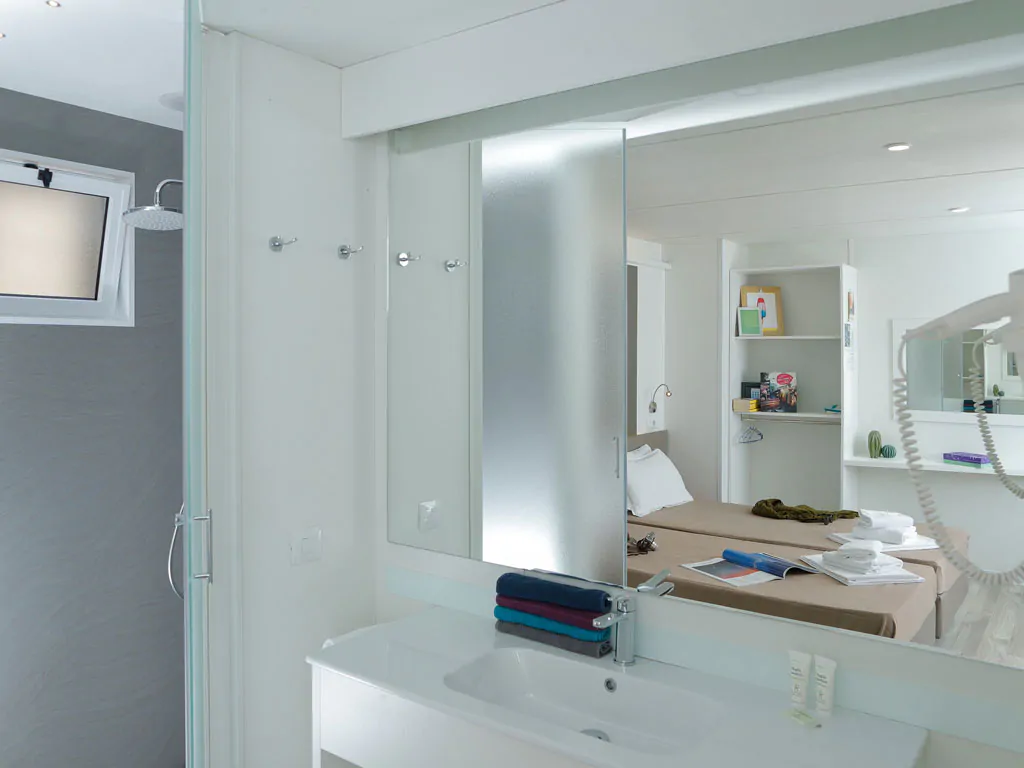 hu-roma-camping-in-town-mobile-home-hu-stay-smart-xs-plus-interior-bathroom