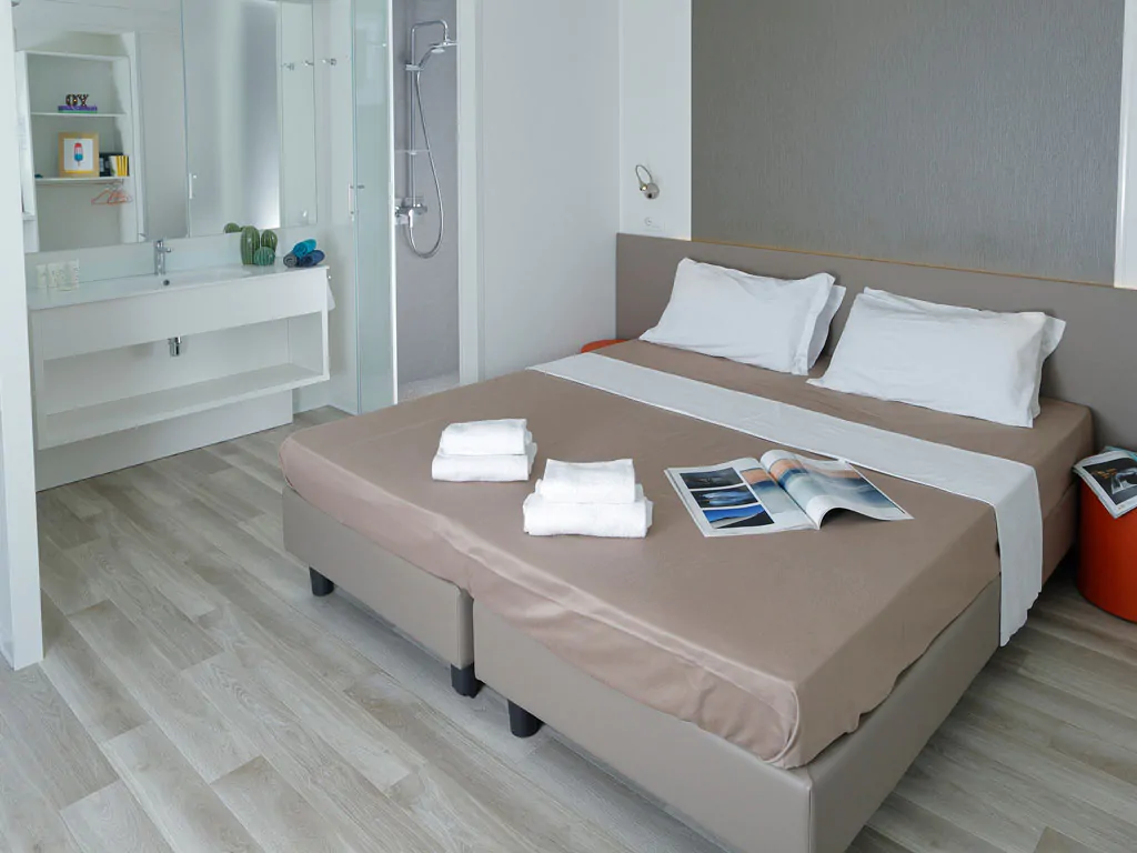 hu-roma-camping-in-town-mobile-home-hu-stay-smart-xs-plus-interior-doublebed-bathroom