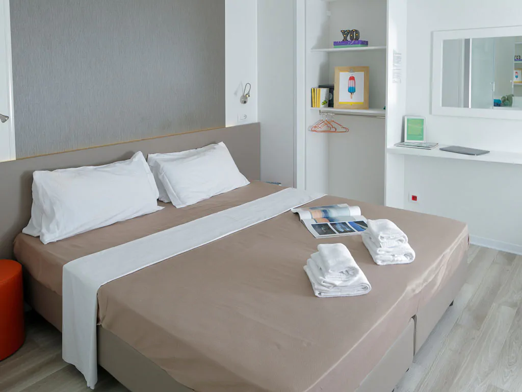 hu-roma-camping-in-town-mobile-home-hu-stay-smart-xs-plus-interior-doublebed