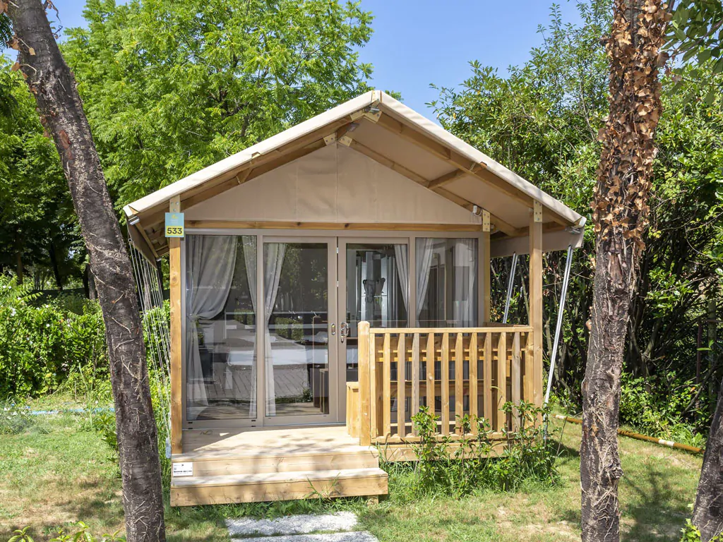 hu-venezia-camping-in-town-glamping-hu-glamp-smart-exterior-frontview