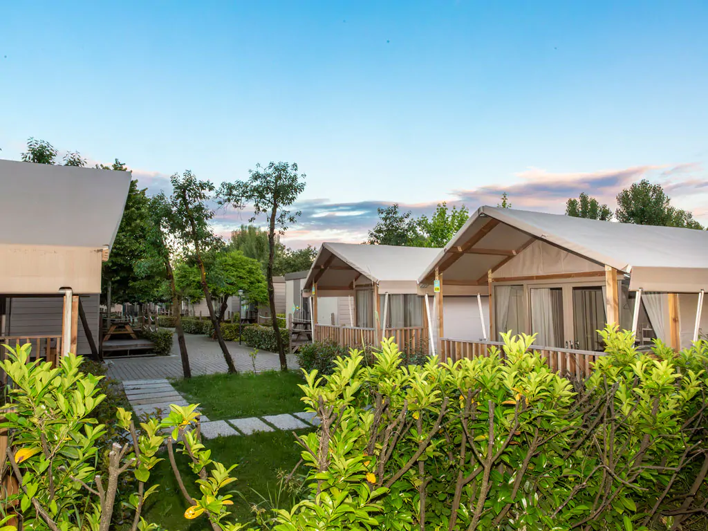 hu-venezia-camping-in-town-glamping-hu-glamp-smart-exterior-sideview