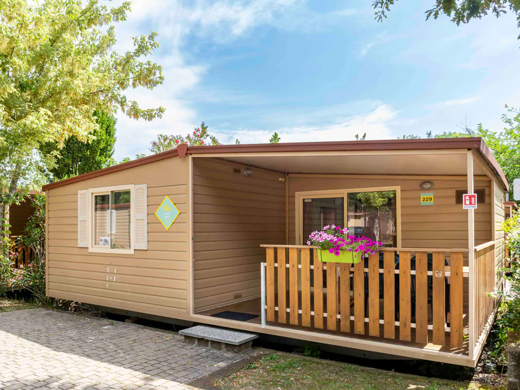 hu-venezia-camping-in-town-mobile-home-hu-stay-easy-xl-plus-exterior-frontview