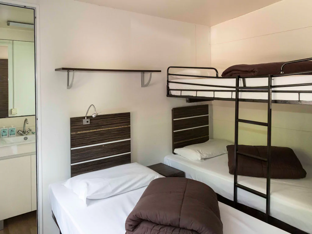 hu-venezia-camping-in-town-mobile-home-hu-stay-easy-xl-plus-interior-bedroom-singlebeds