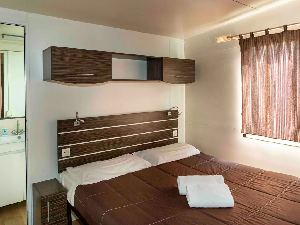 hu-venezia-camping-in-town-mobile-home-hu-stay-easy-xl-plus-interior-bedroom