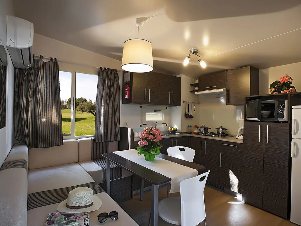 hu-venezia-camping-in-town-mobile-home-hu-stay-easy-xl-plus-interior-livingroom-kitchen