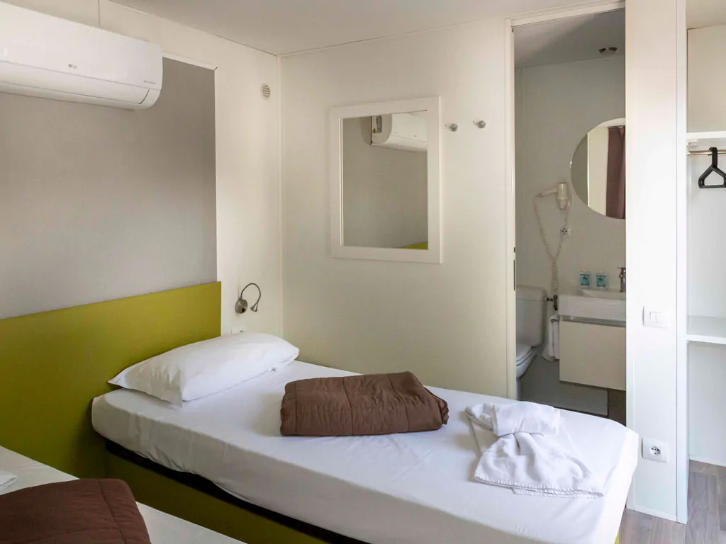 hu-venezia-camping-in-town-mobile-home-hu-stay-smart-xs-twin-interior-bedroom-bathroom