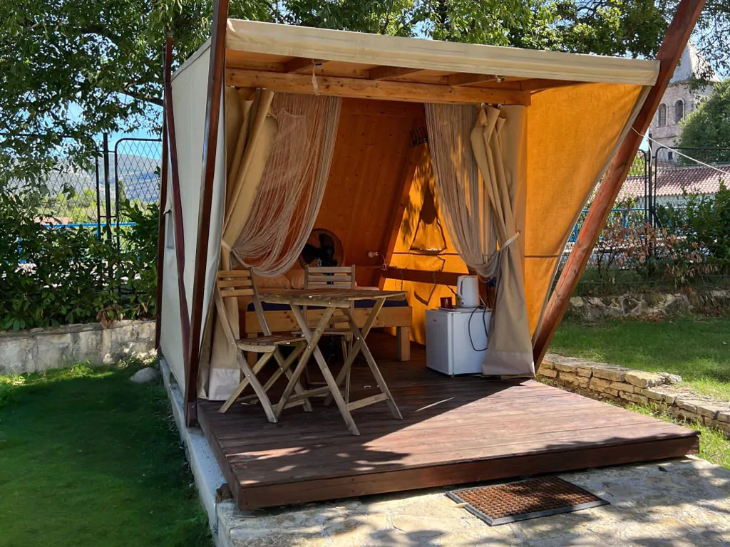 camping-karin-glamping-nateko-glamping-tent-exterior-frontview