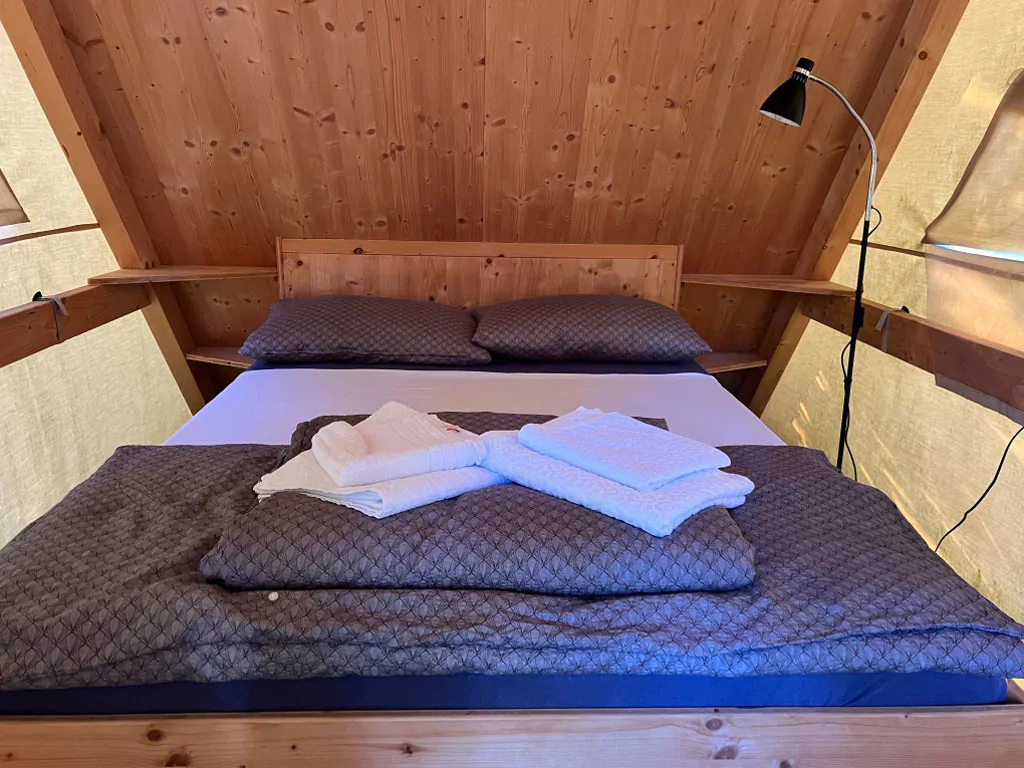 camping-karin-glamping-nateko-glamping-tent-interior-bedroom