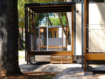 camping-pineta-mobile-home-exterior-sideview