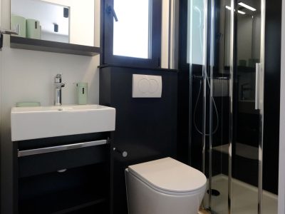 camping-pineta-mobile-home-interior-bathroom