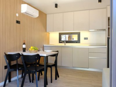 camping-pineta-mobile-home-interior-kitchen