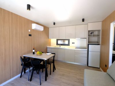 camping-pineta-mobile-home-interior-livingroom-kitchen
