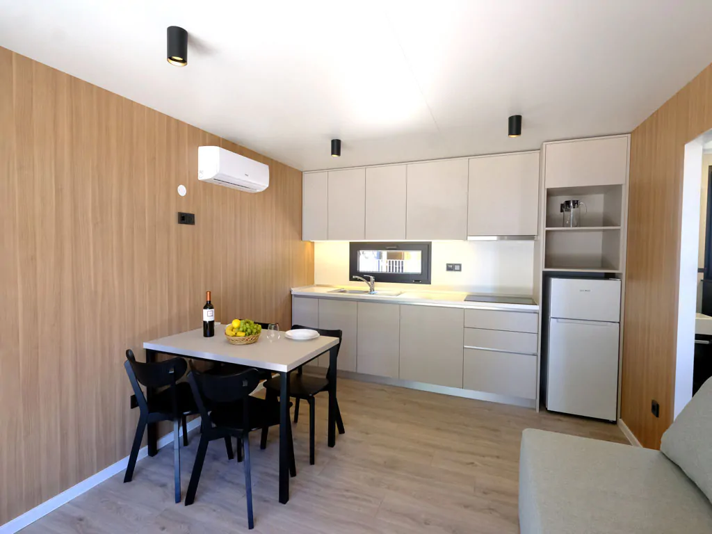 camping-pineta-mobile-home-interior-livingroom-kitchen