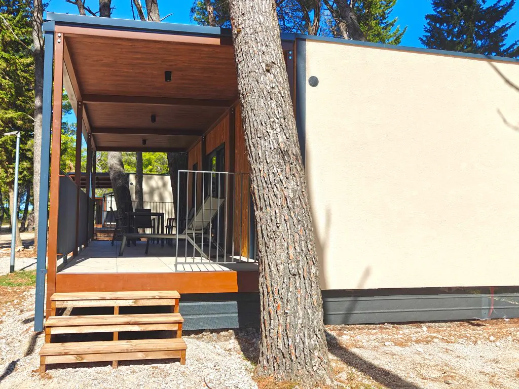 campsite-pineta-mobile-home-solmare-exterior-sideview