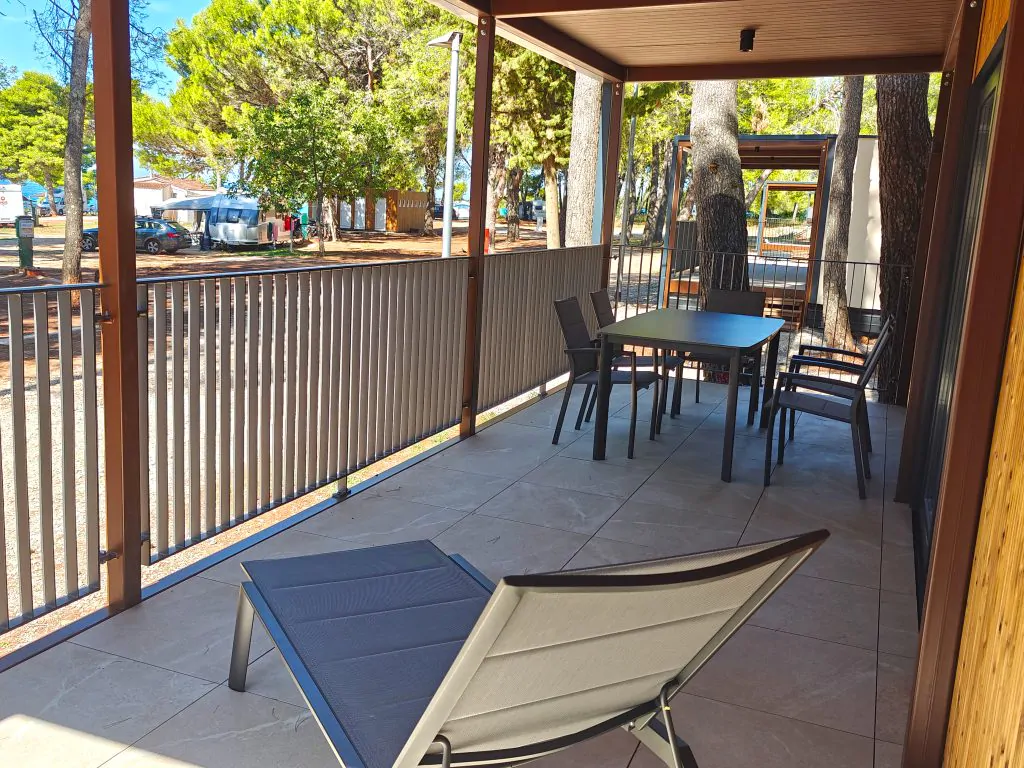 campsite-pineta-mobile-home-solmare-exterior-terrace