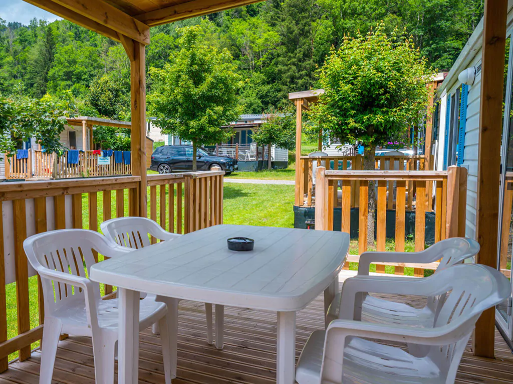 happy-plus-mobile-home-exterier-terace-table