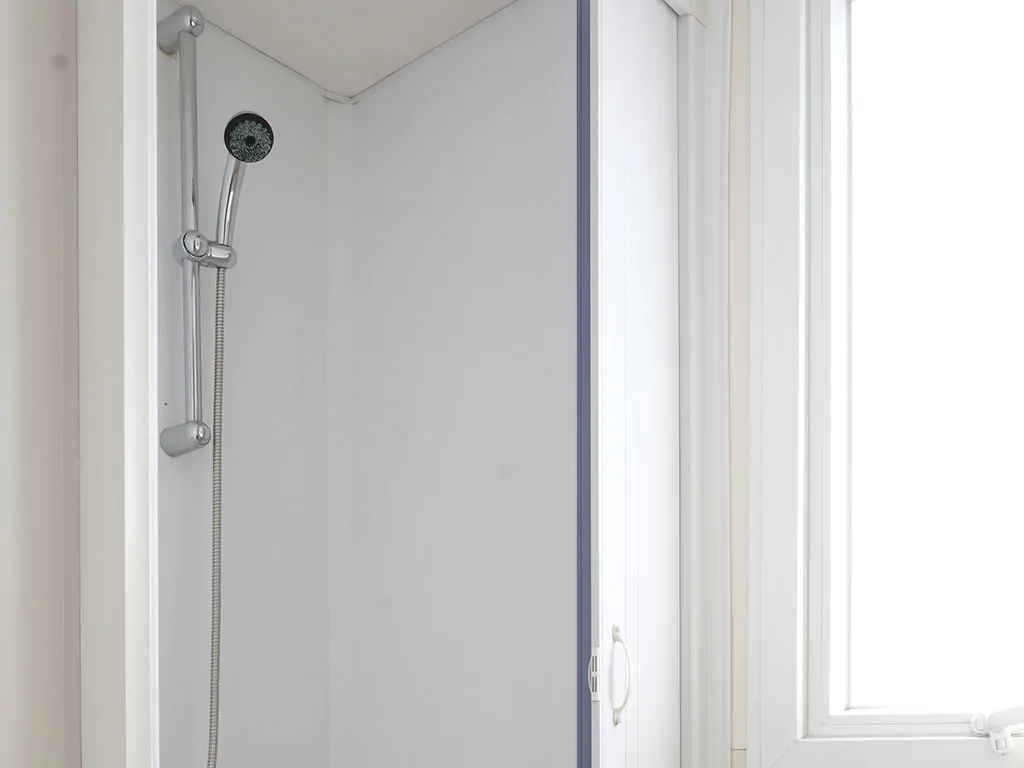 happy-plus-mobile-home-interier-bathroom-shower