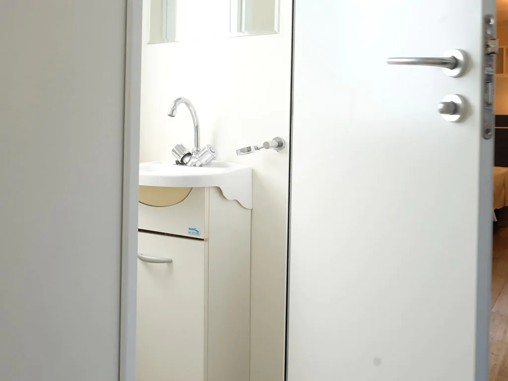 happy-plus-mobile-home-interier-bathroom-sink
