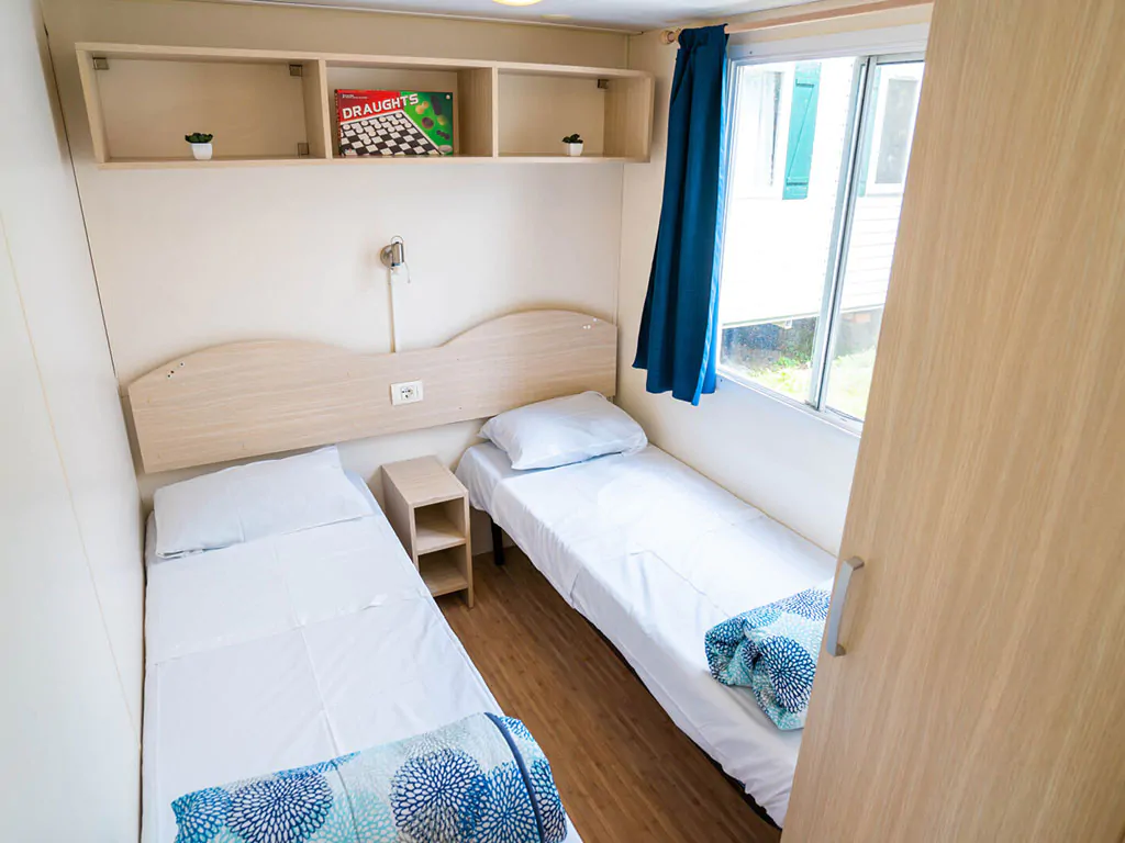 happy-plus-mobile-home-interier-bedroom-single-beds