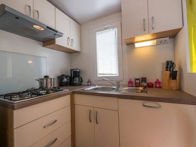 camping-klenovica-mobilehome-comfort-for-six-interior-kitchen