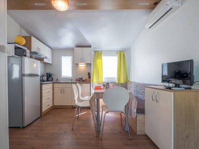 camping-klenovica-mobilehome-comfort-for-six-interior-livingroom-kitchen