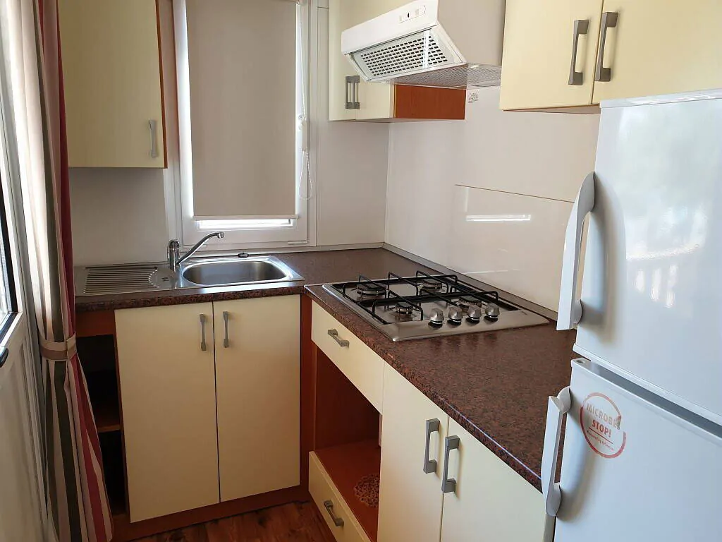 camping-simuni-mobile-home-comfort-for-six-interior-kitchen
