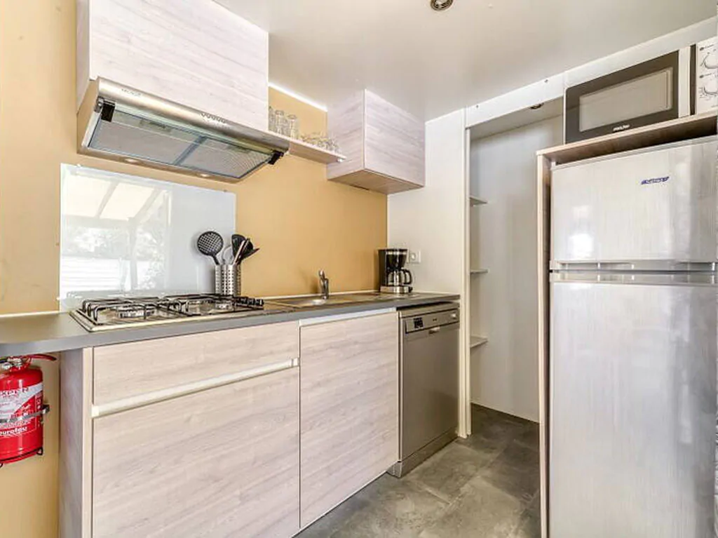 camping-simuni-mobile-home-premium-for-four-interior-kitchen