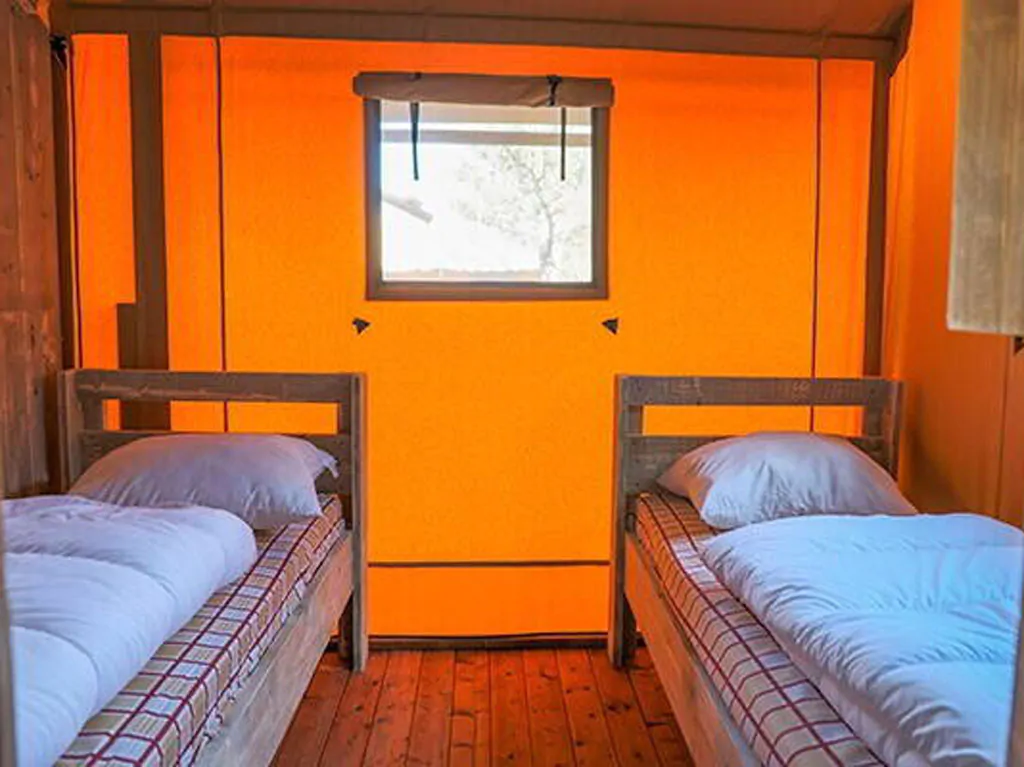 camping-val-saline-glamping-safari-tent-superior-plus-interior-bedroom-singlebeds