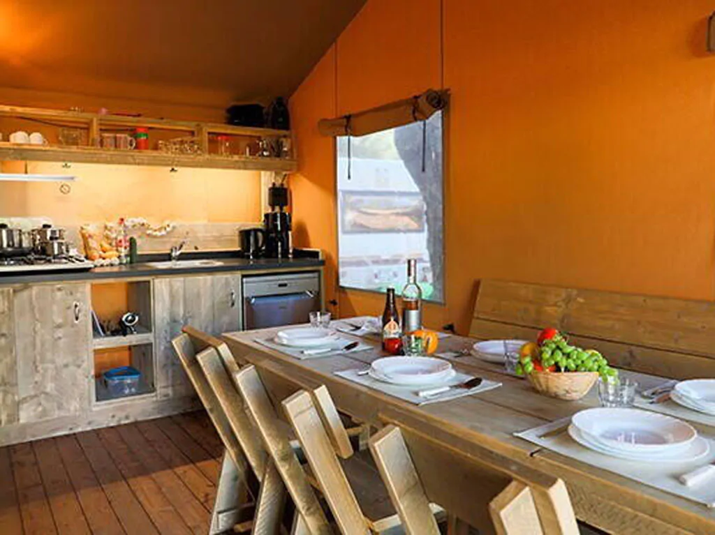 camping-val-saline-glamping-safari-tent-superior-plus-interior-livingroom-kitchen