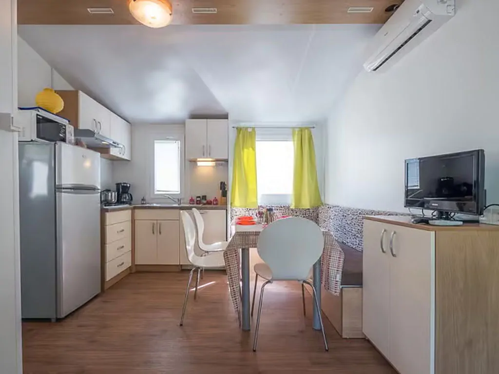 camping-valkanela-mobile-home-comfort-for-six-interior-livingroom-kitchen