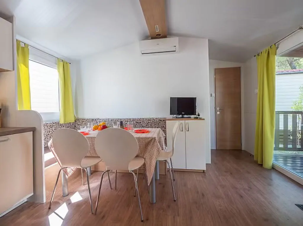 camping-valkanela-mobile-home-comfort-for-six-interior-livingroom