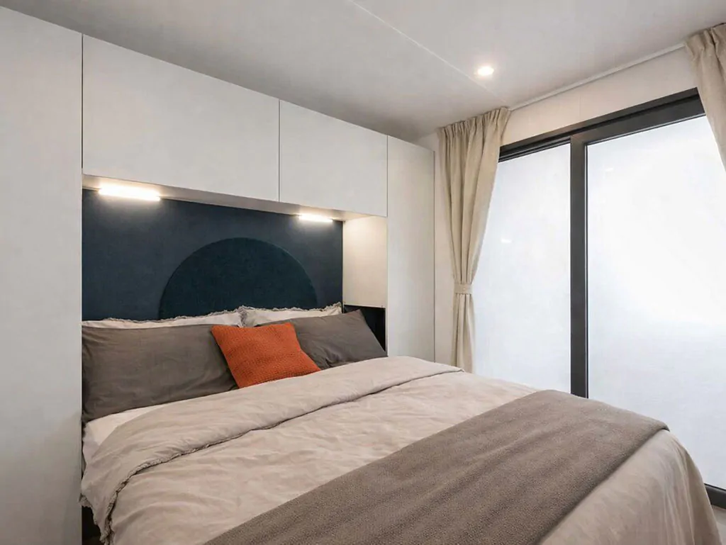 delta-open-air-resort-mobile-home-lodge-superior-interior-bedroom