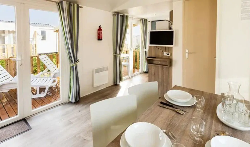 campsite-park-umag-mobile-home-comfort-for-6-persons-interior-kitchen-table-living-room-2