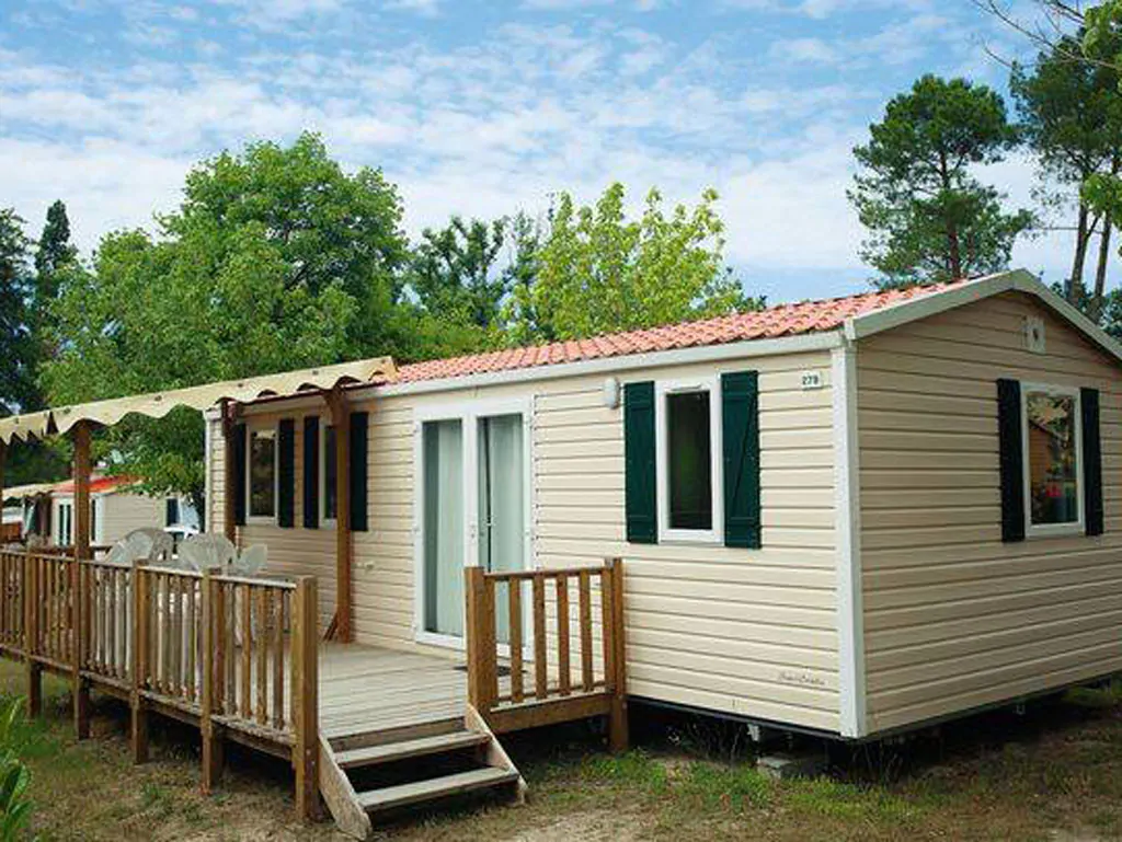 camping-bivillage-mobilehome-comfort-for-six-exterior-frontview1
