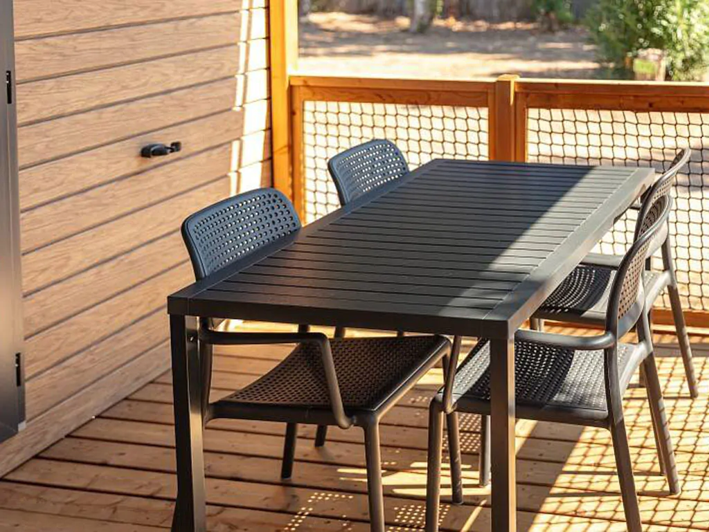camping-bivillage-mobilehome-premium-for-four-exterior-terrace-table