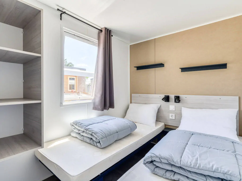 camping-bivillage-mobilehome-premium-for-four-interior-bedroom-singlebeds
